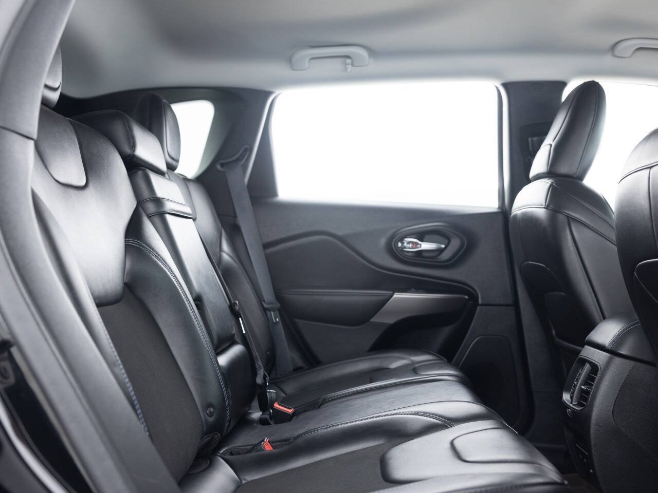 Used 2019 Jeep Cherokee Latitude Plus w/ Cold Weather Group FWD image 31