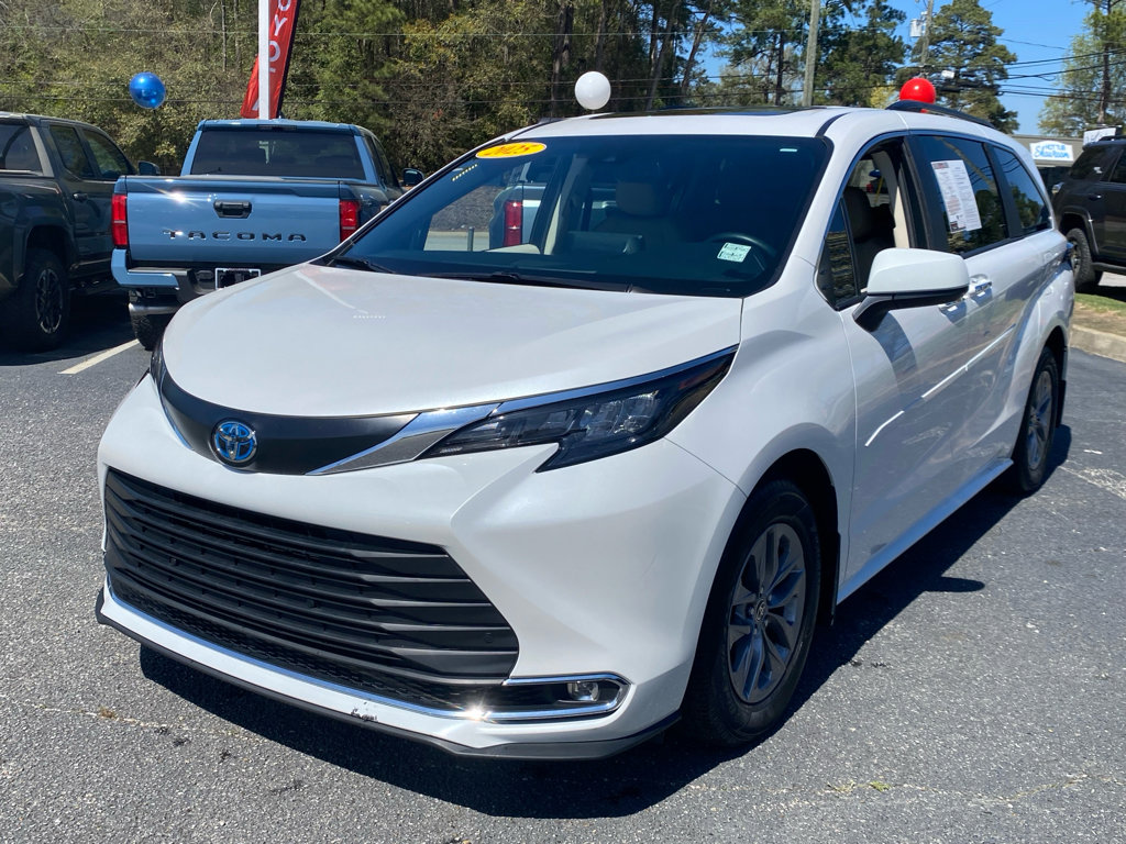 Used 2024 Toyota Sienna XLE image 2