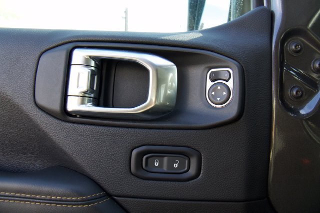 Used 2025 Jeep Wrangler Unlimited Sahara w/ Safety Group AWD/4WD image 13