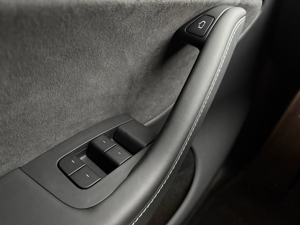 Used 2025 Tesla Model Y Performance image 10