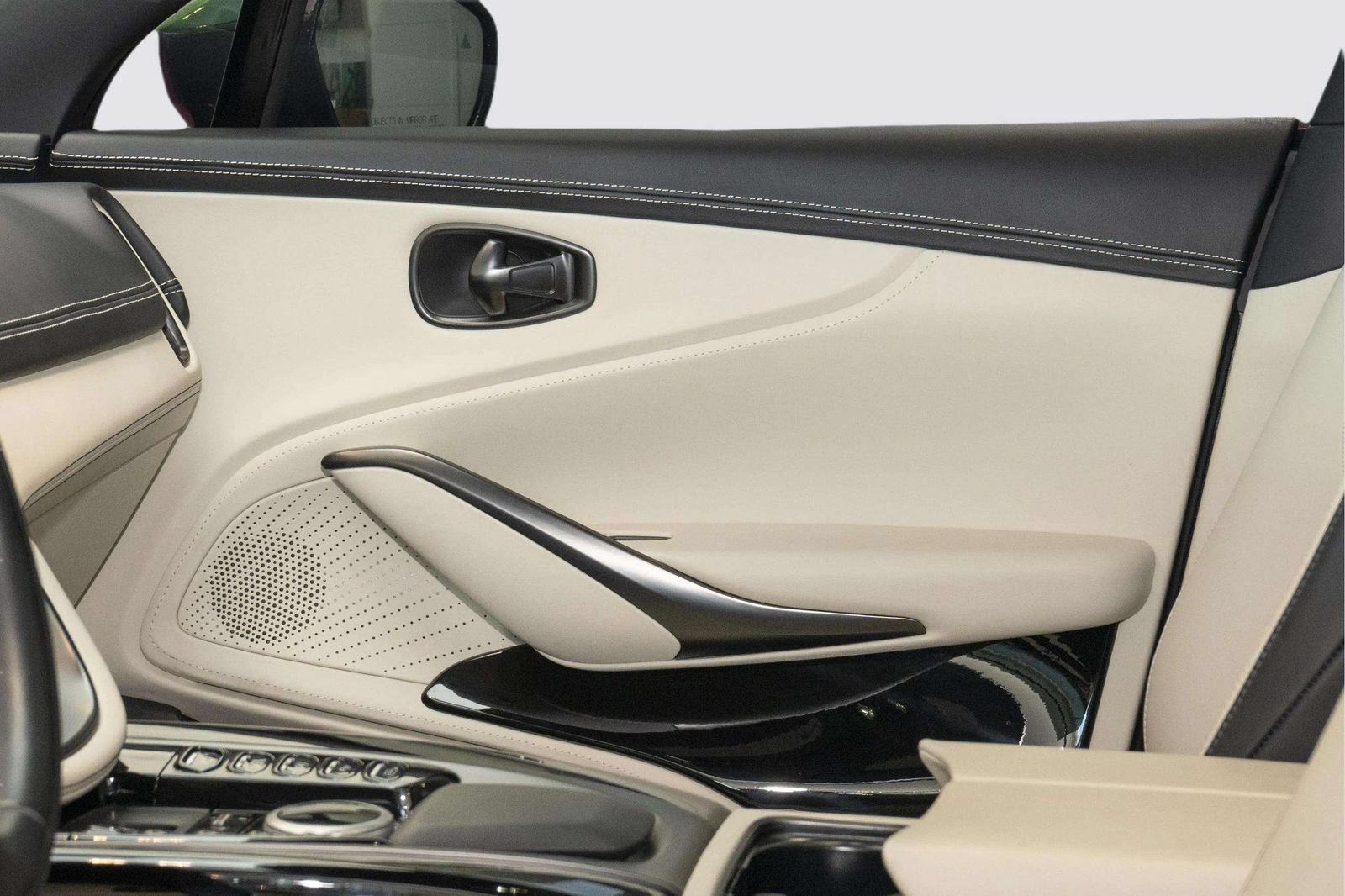 Used 2024 Aston Martin DBX AWD/4WD image 13