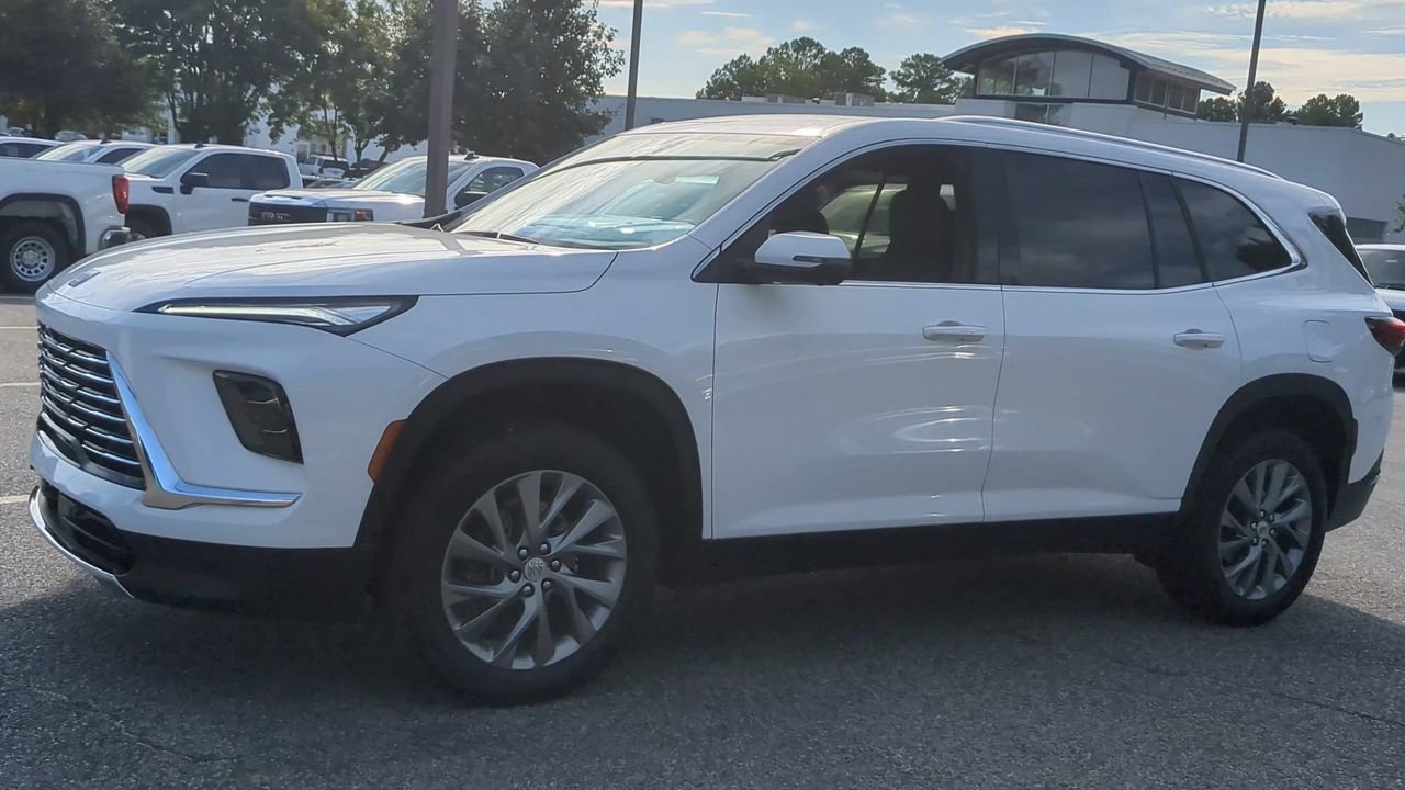 Used 2025 Buick Enclave Preferred w/ Power Package image 4