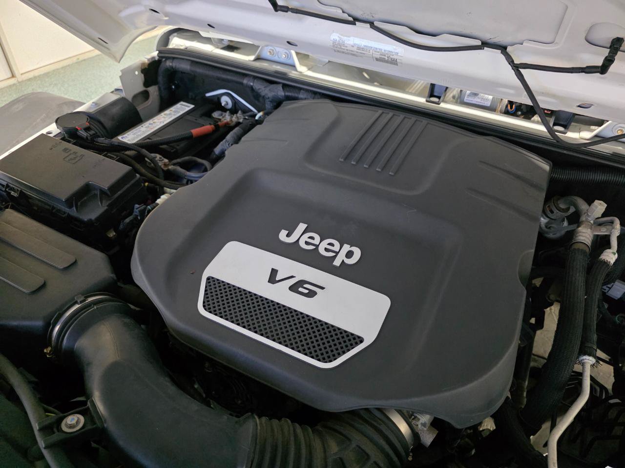 Used 2018 Jeep Wrangler Unlimited Sport w/ Connectivity Group AWD/4WD image 38