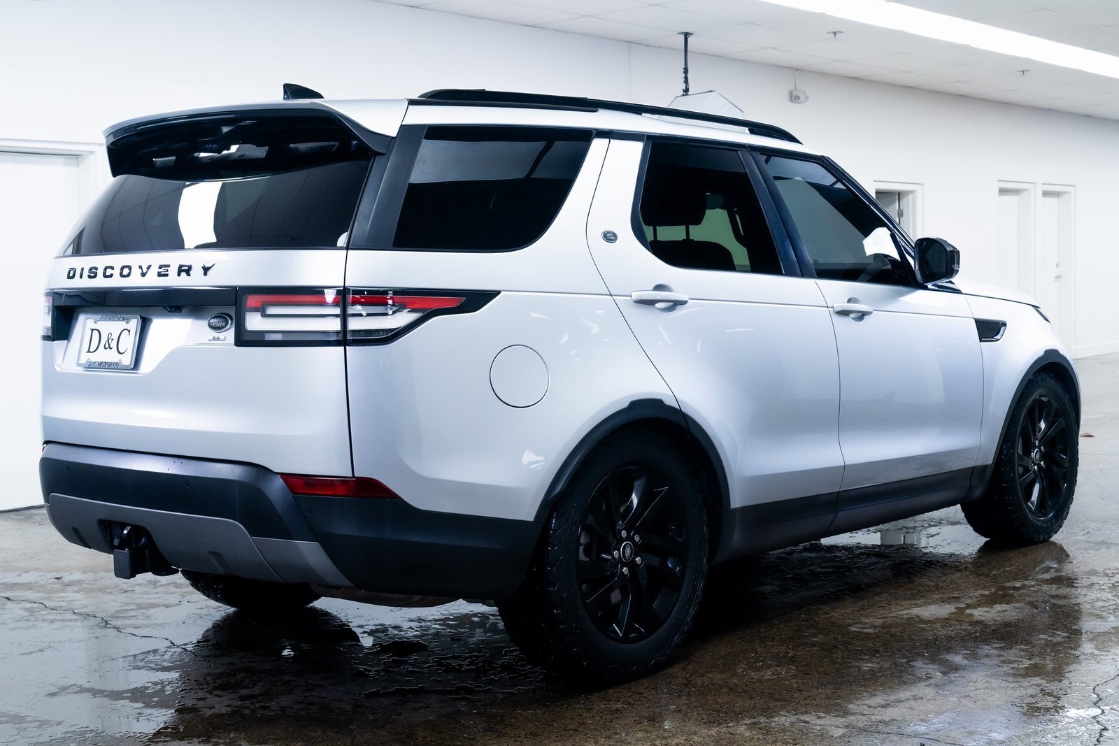Used 2018 Land Rover Discovery SE image 6