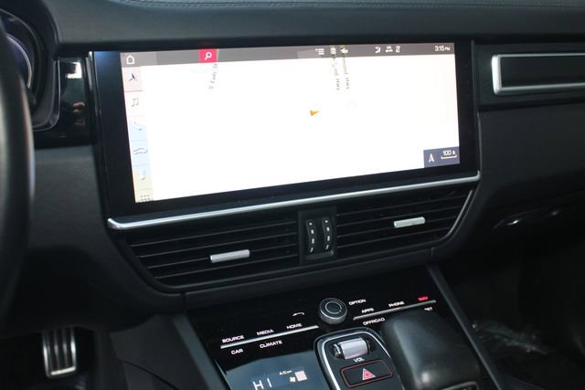 Used 2021 Porsche Cayenne GTS w/ Premium Package image 18