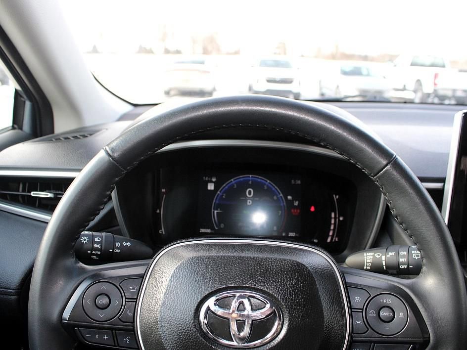 Used 2025 Toyota Corolla Cross XLE image 39