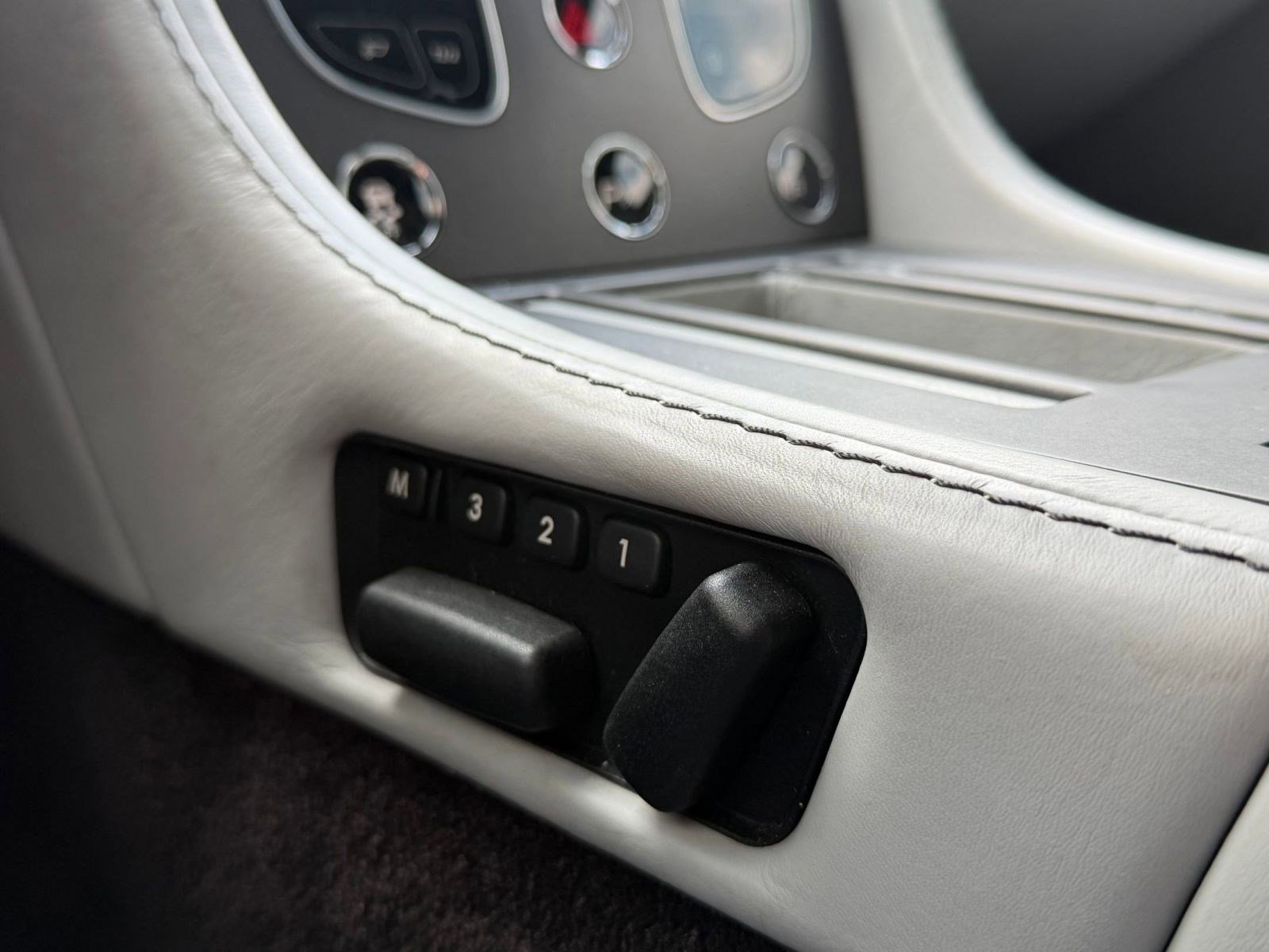 Used 2016 Aston Martin V8 Vantage GT image 16