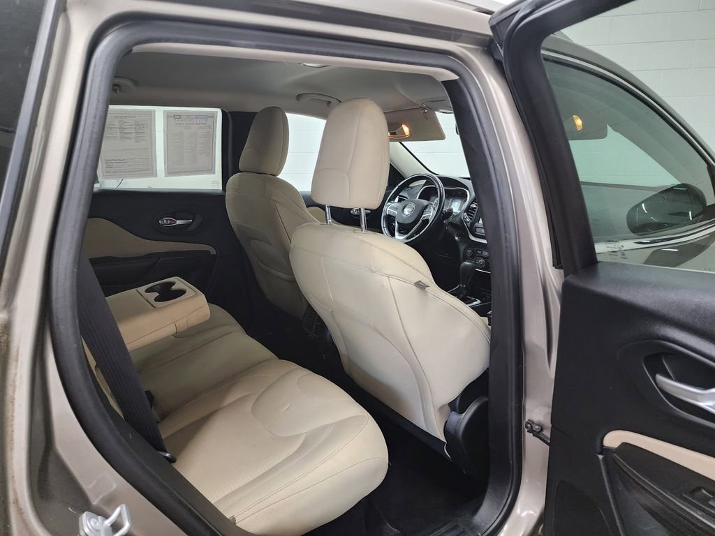 Used 2016 Jeep Cherokee Latitude w/ Safety/Convenience Group FWD image 29