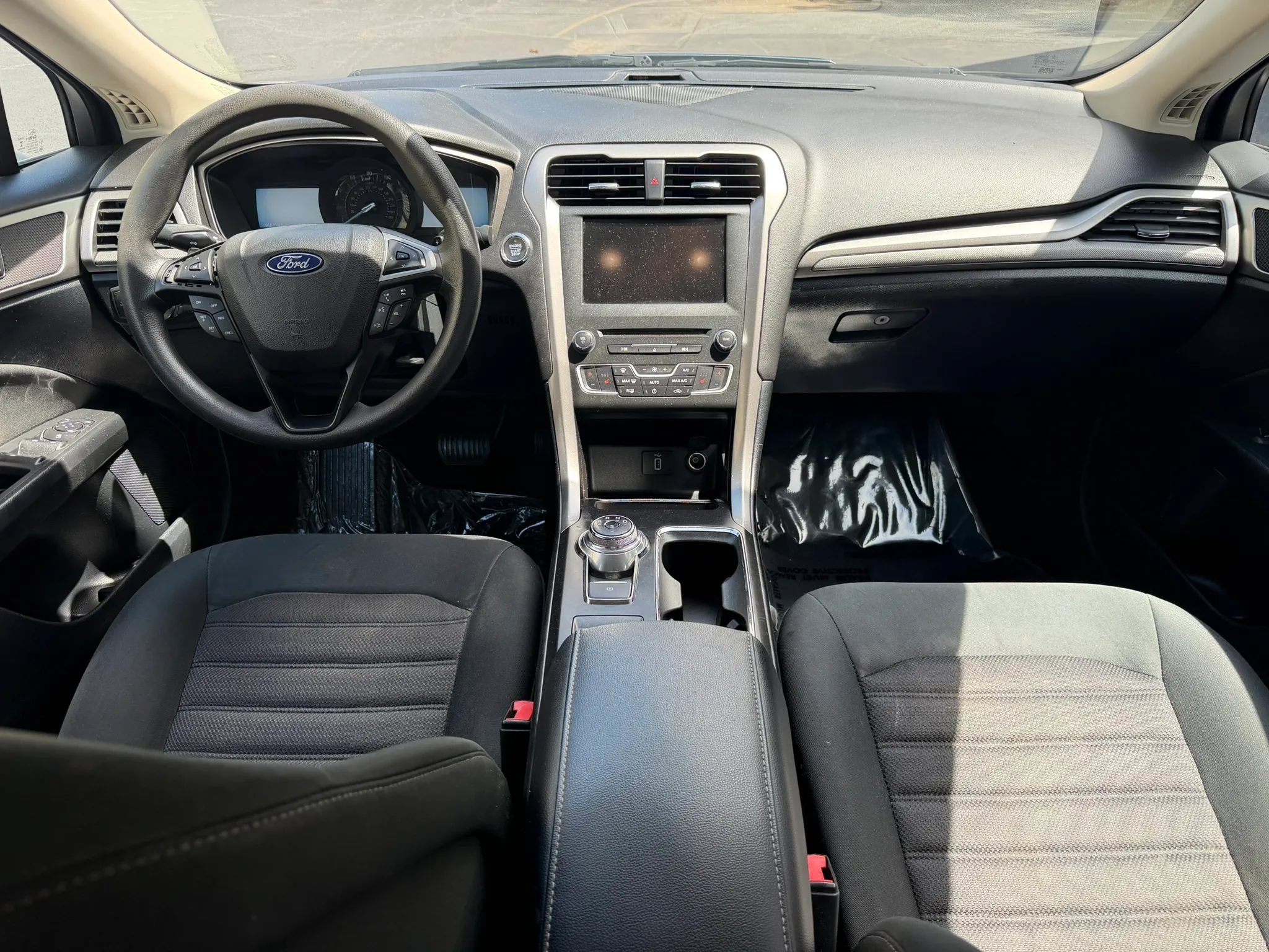 Used 2018 Ford Fusion SE w/ Fusion SE Technology Package FWD image 13