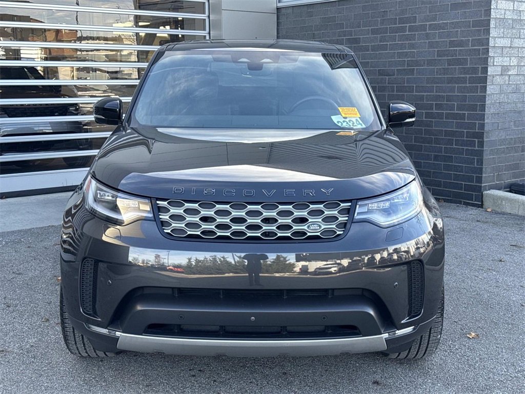Used 2025 Land Rover Discovery S image 2