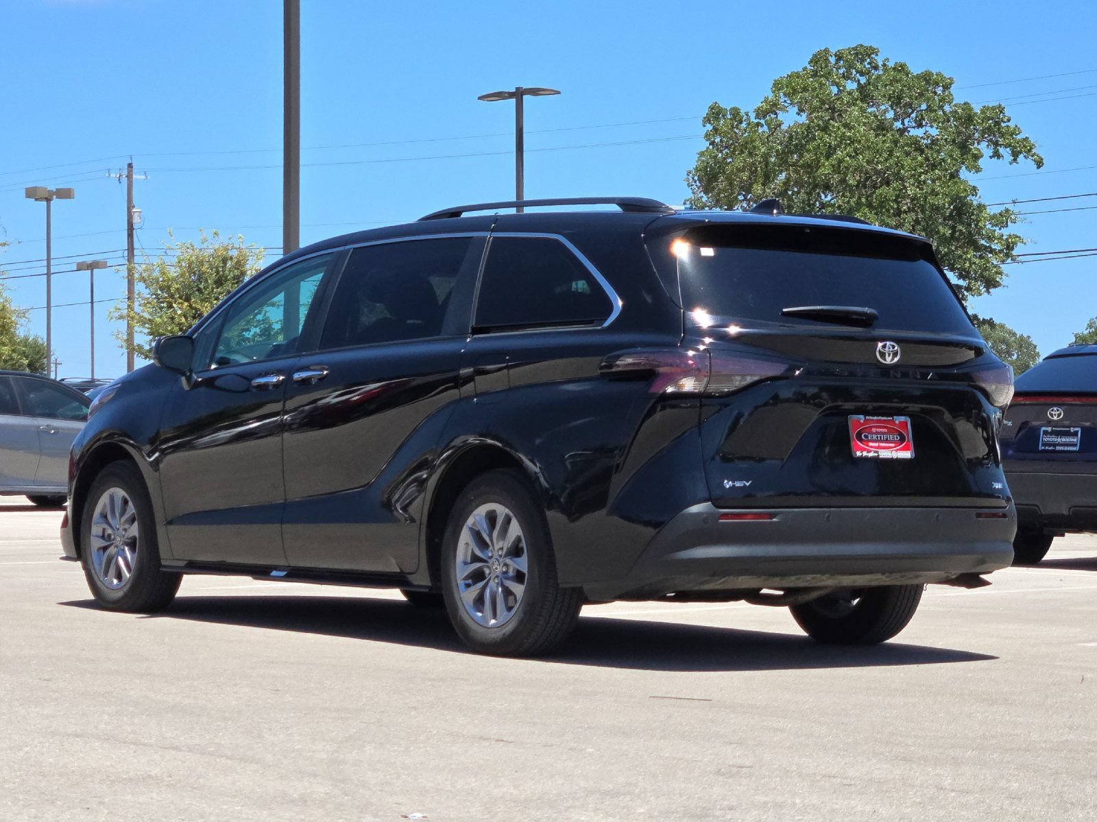 Certified 2026 Toyota Sienna XLE FWD image 3