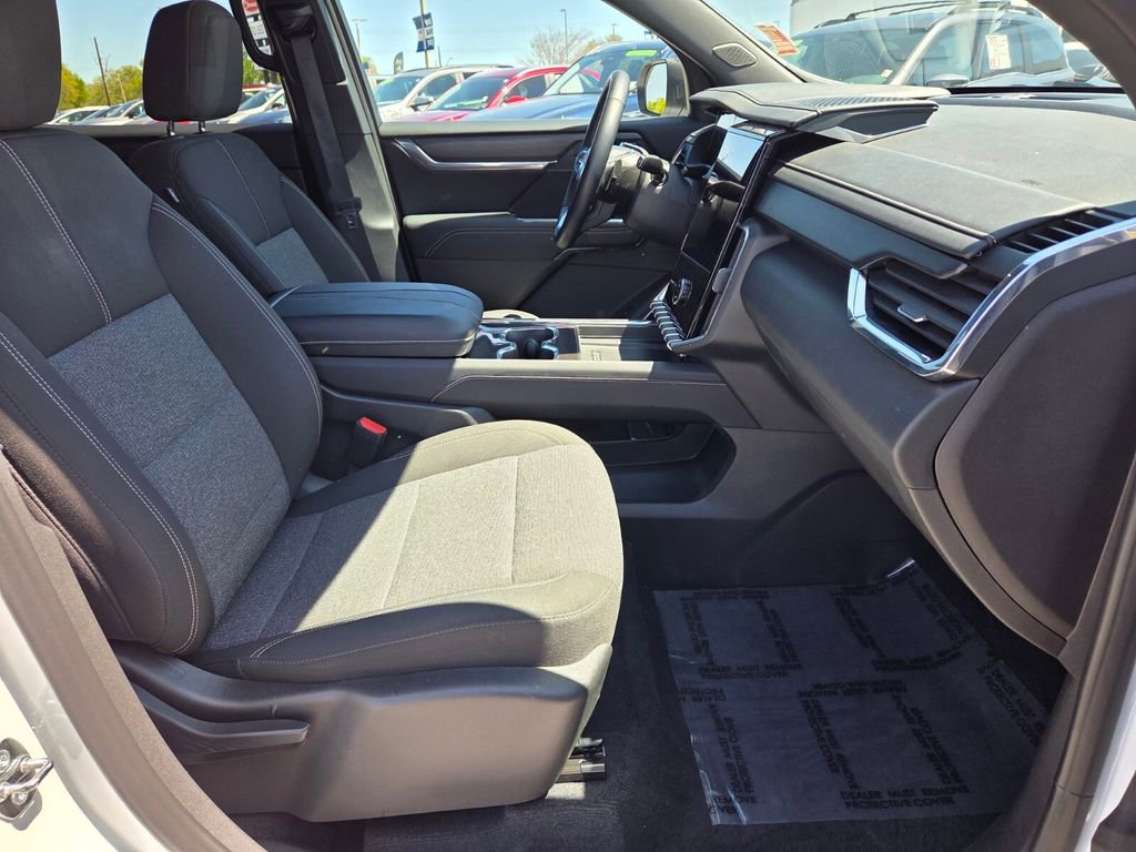 Used 2025 GMC Acadia Elevation image 17