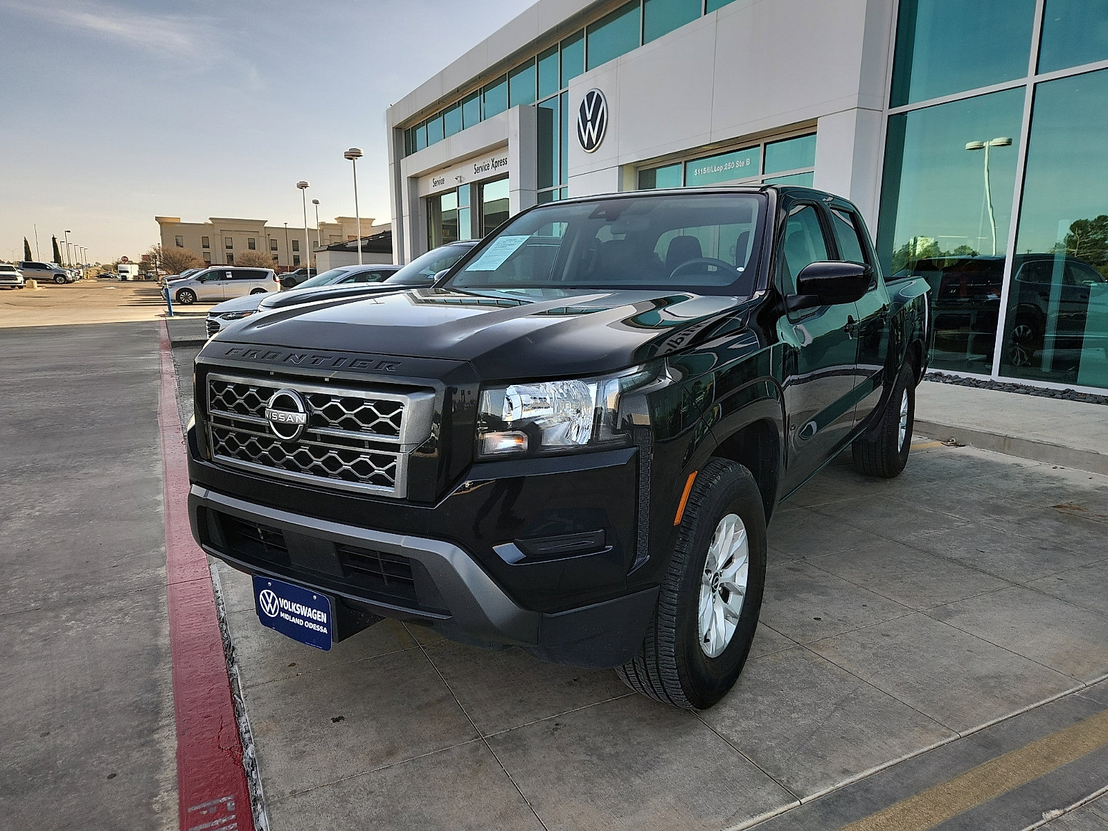 Used 2024 Nissan Frontier SV image 3