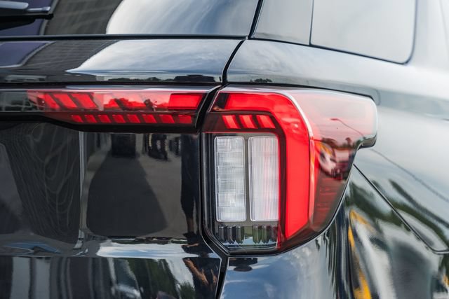 Used 2025 Ford Explorer ST-Line w/ ST-Line Street Pack AWD/4WD image 8