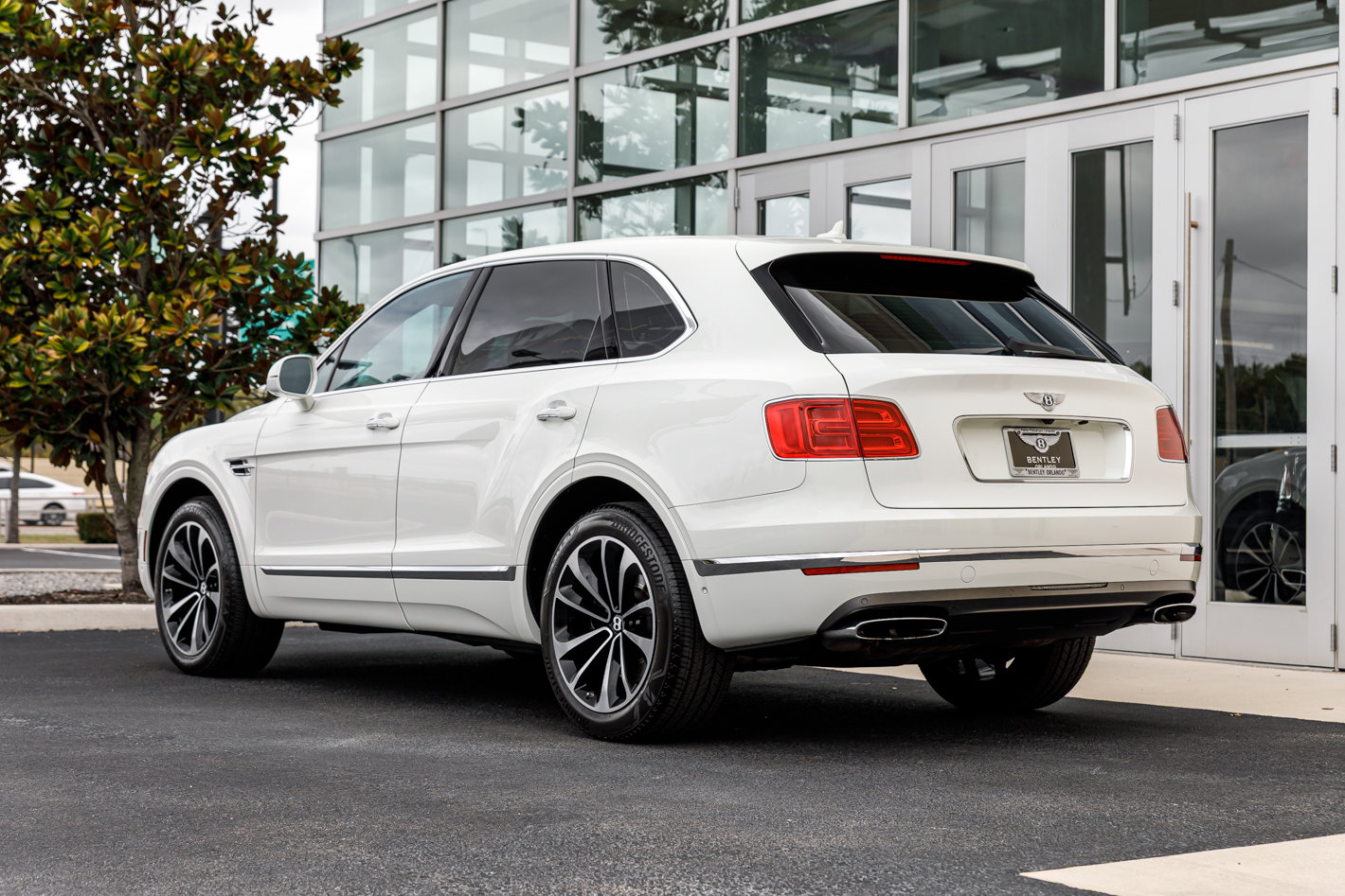 Used 2018 Bentley Bentayga Onyx Edition image 3
