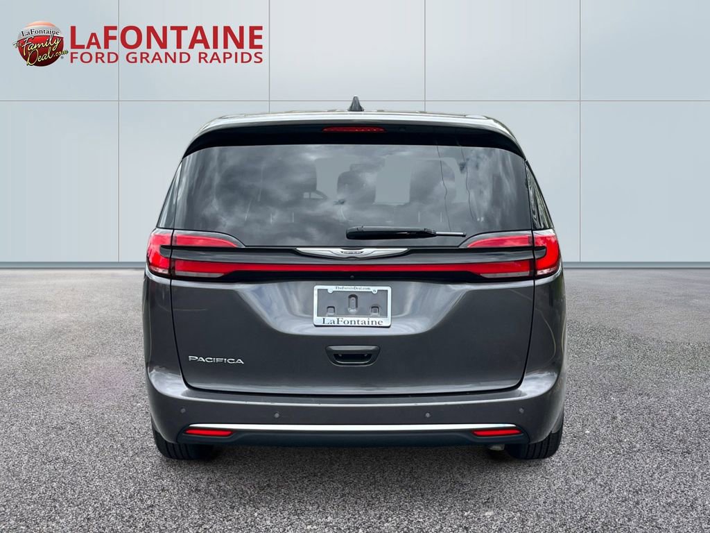 Used 2023 Chrysler Pacifica Touring-L FWD image 6