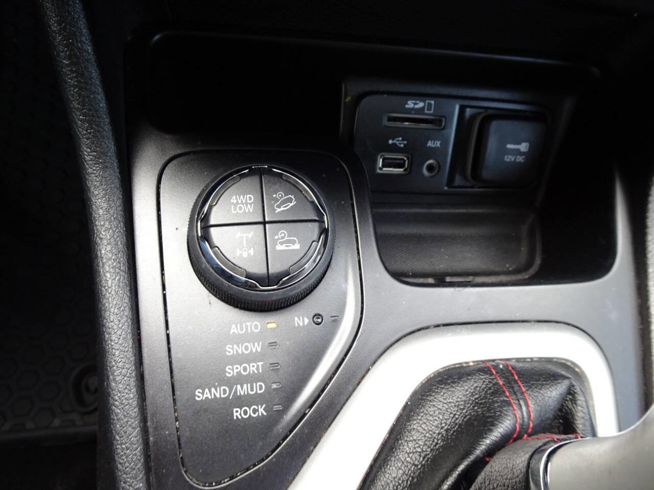 Used 2017 Jeep Cherokee Trailhawk image 26