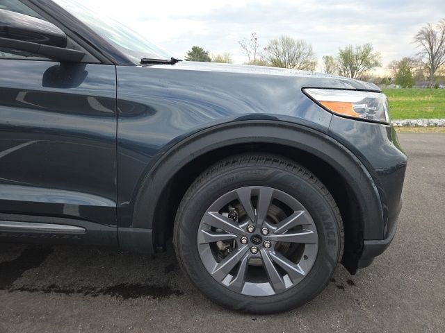 Certified 2022 Ford Explorer XLT w/ Equipment Group 202A image 4