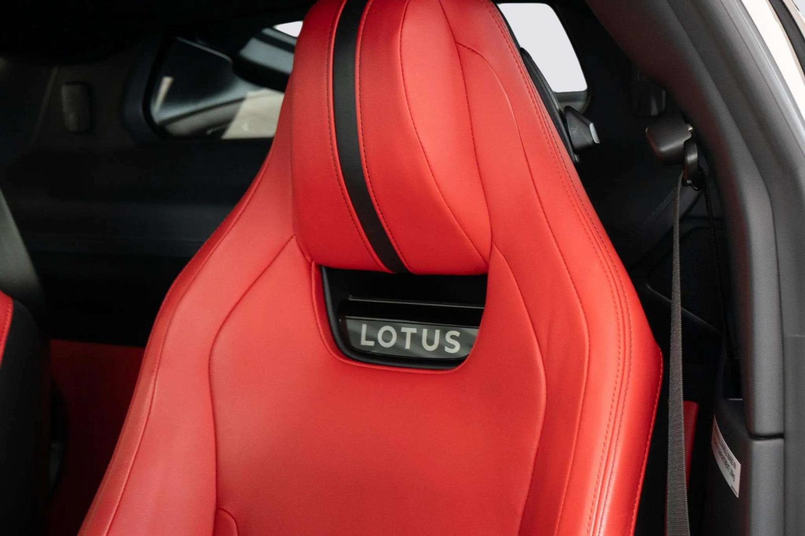 Used 2025 Lotus Emira RWD image 19