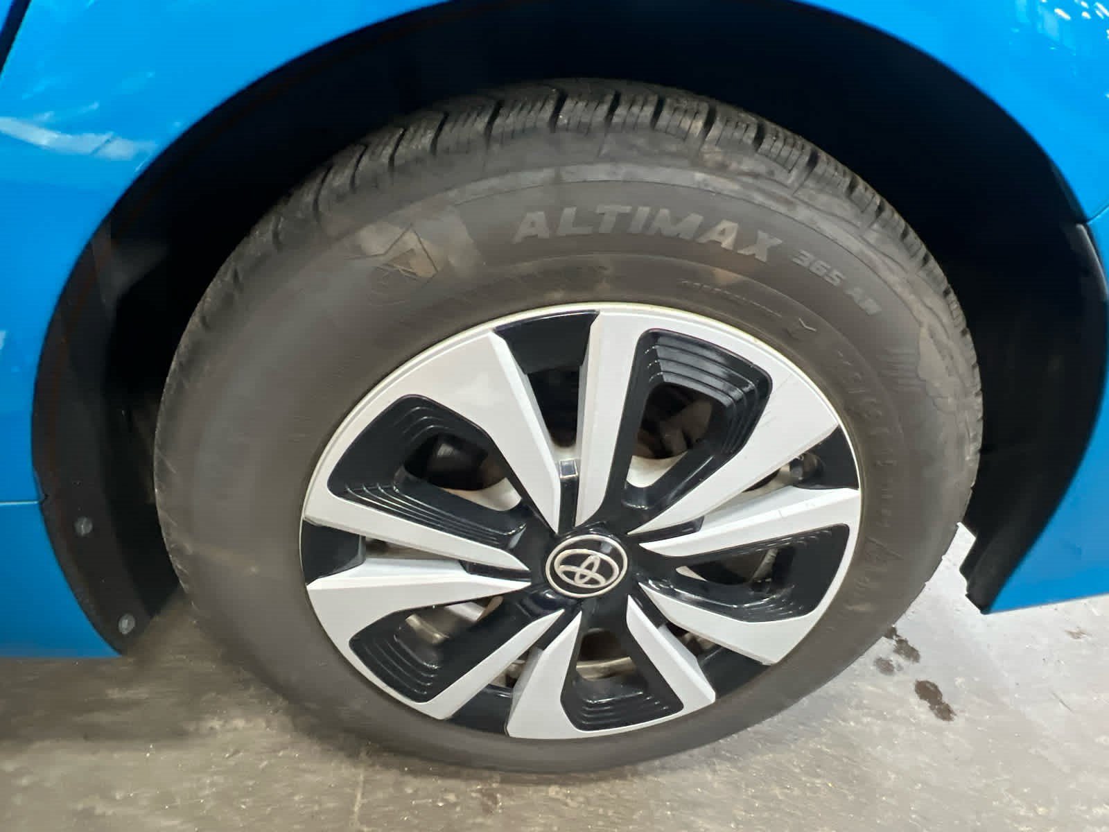 Used 2018 Toyota Prius Prime Advanced w/ Carpet Mat Package FWD image 7