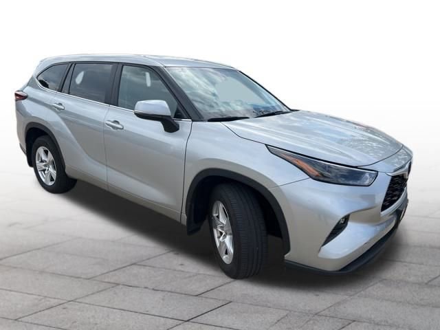 Used 2024 Toyota Highlander LE image 1
