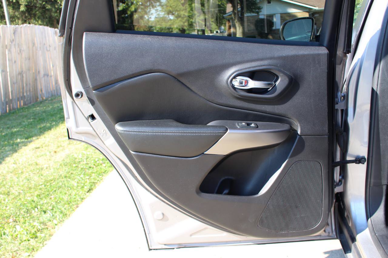 Used 2020 Jeep Cherokee Latitude FWD image 30