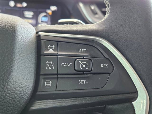 Used 2025 Jeep Grand Cherokee Altitude RWD image 14