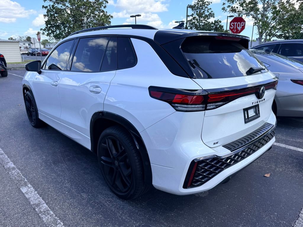 Used 2025 Volkswagen Tiguan SE R-Line image 2