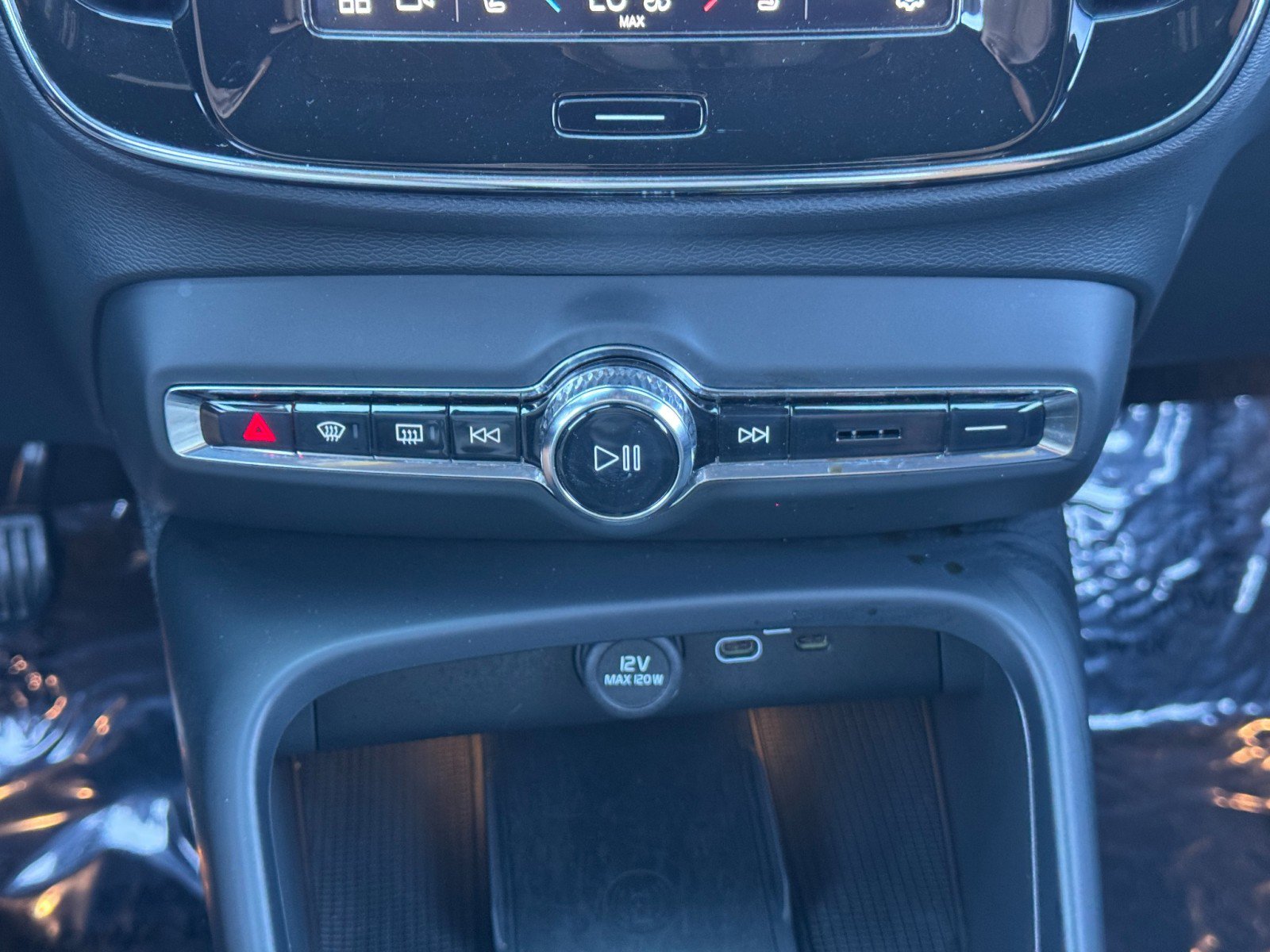 Used 2023 Volvo XC40 Recharge Plus w/ Protection Package Premier image 29