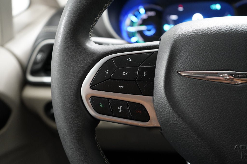 Used 2024 Chrysler Pacifica Limited FWD image 14