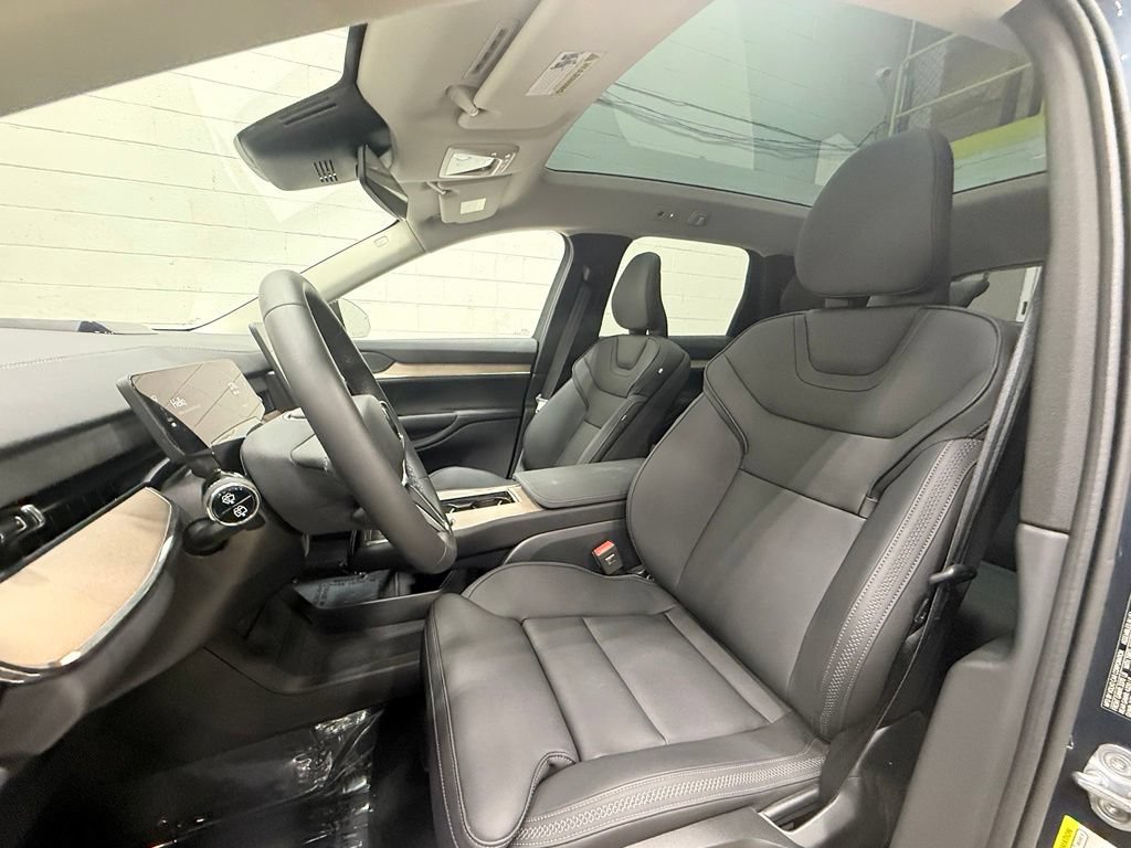 Used 2025 Volvo EX90 Ultra AWD/4WD image 33