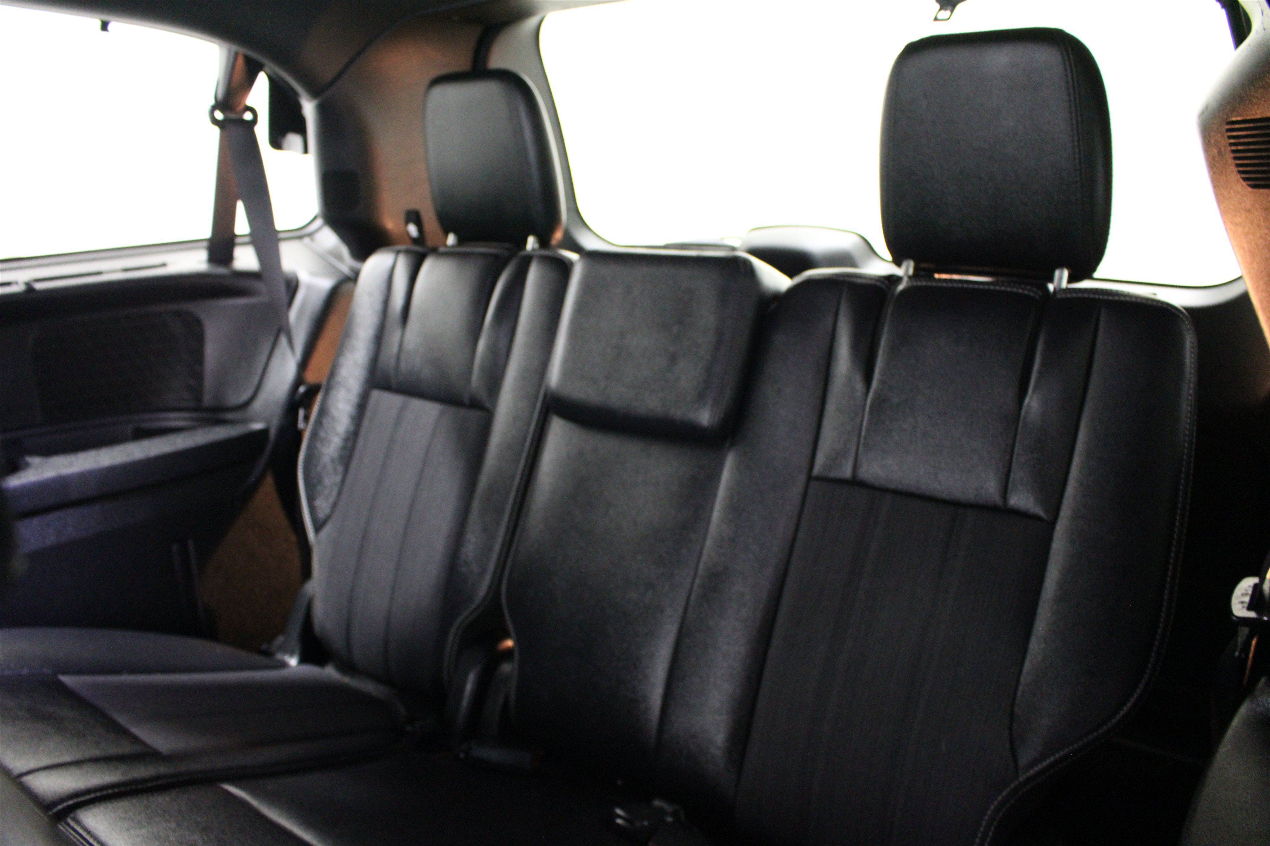 Used 2014 Chrysler Town & Country S FWD image 21