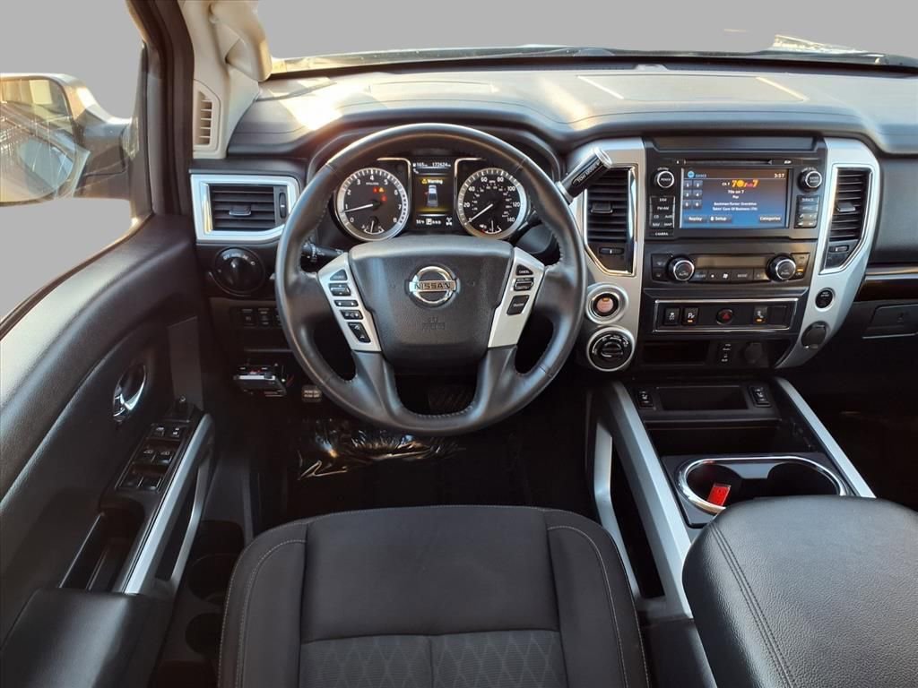 Used 2017 Nissan Titan SV image 4