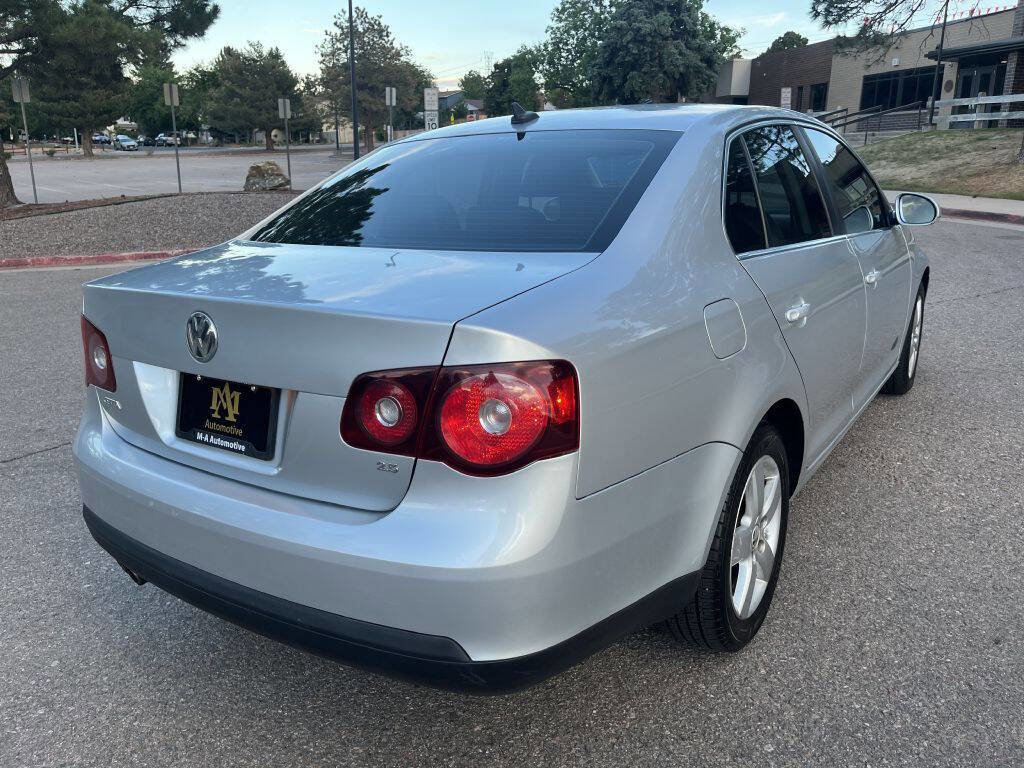 Used 2009 Volkswagen Jetta SEL FWD image 3