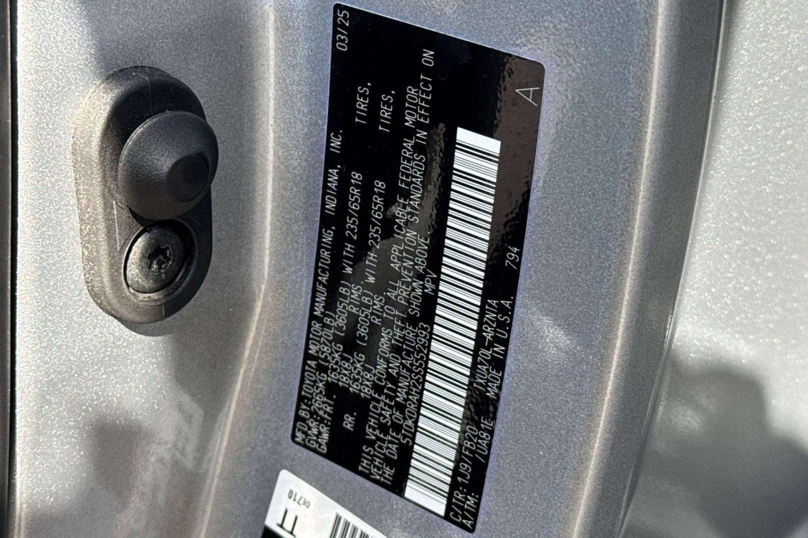 Used 2025 Toyota Highlander LE FWD image 28