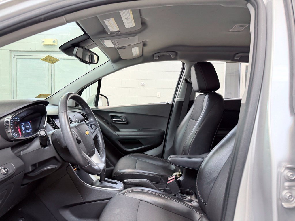 Used 2020 Chevrolet Trax LT w/ LT Convenience Package FWD image 11