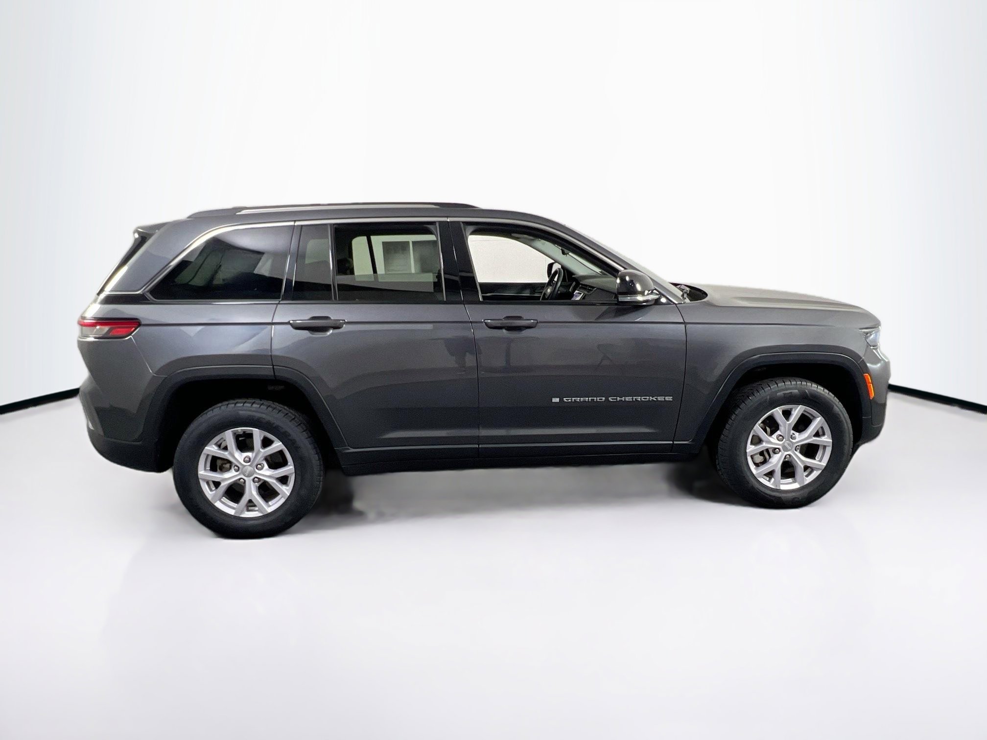 Used 2022 Jeep Grand Cherokee Limited image 4