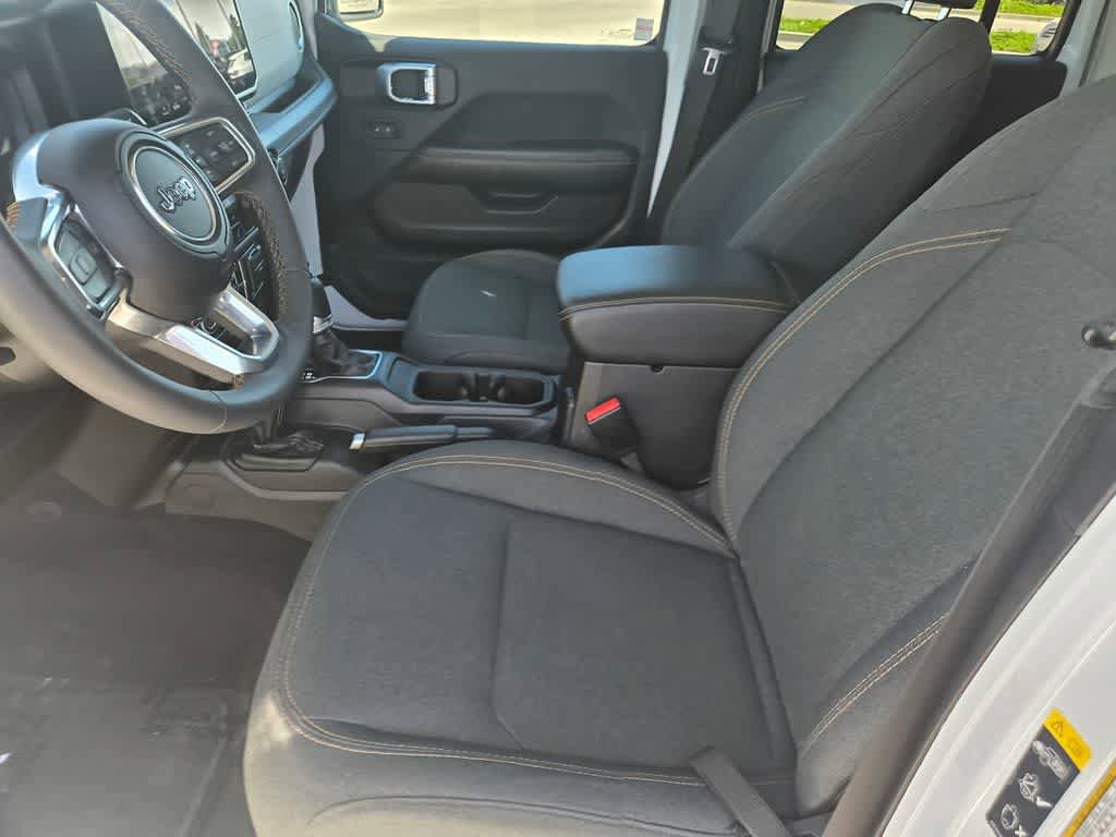 Used 2025 Jeep Wrangler Sahara AWD/4WD image 17