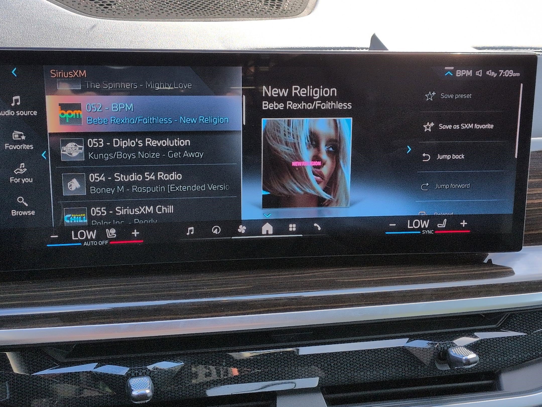 Used 2024 BMW X5 xDrive40i w/ M Sport Package image 23