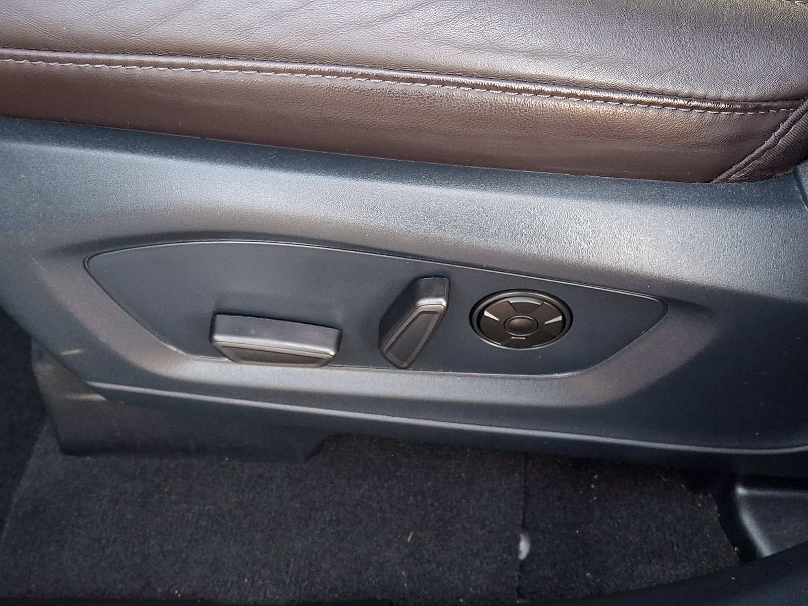 Used 2025 Ford Explorer Platinum w/ LUX Leather Package image 16