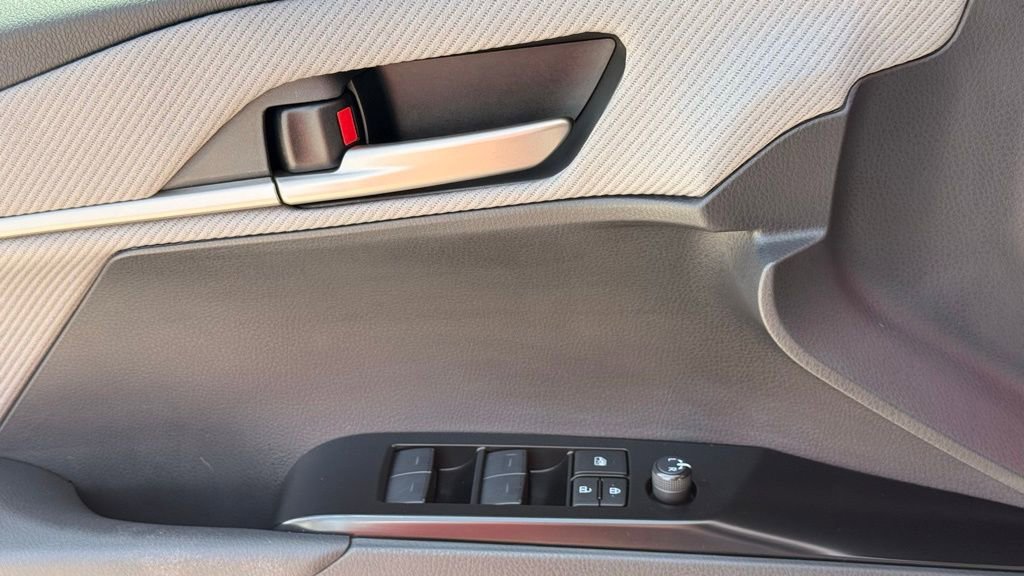 Used 2025 Toyota Camry SE image 23