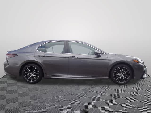 Used 2023 Toyota Camry SE w/ Cold Weather Package FWD image 4