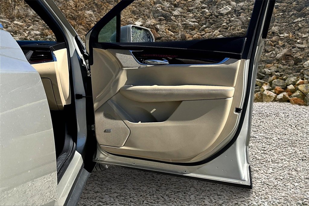 Used 2017 Cadillac XT5 Luxury w/ Driver Awareness Package image 22