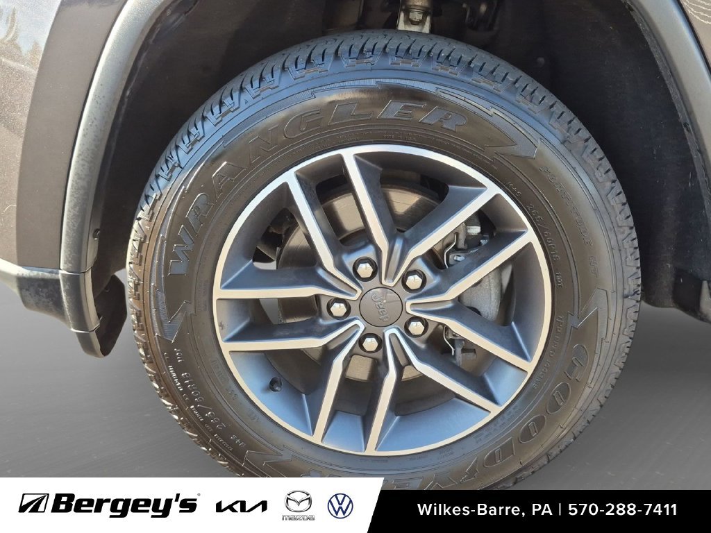 Used 2020 Jeep Grand Cherokee Laredo w/ Security & Convenience Group AWD/4WD image 18