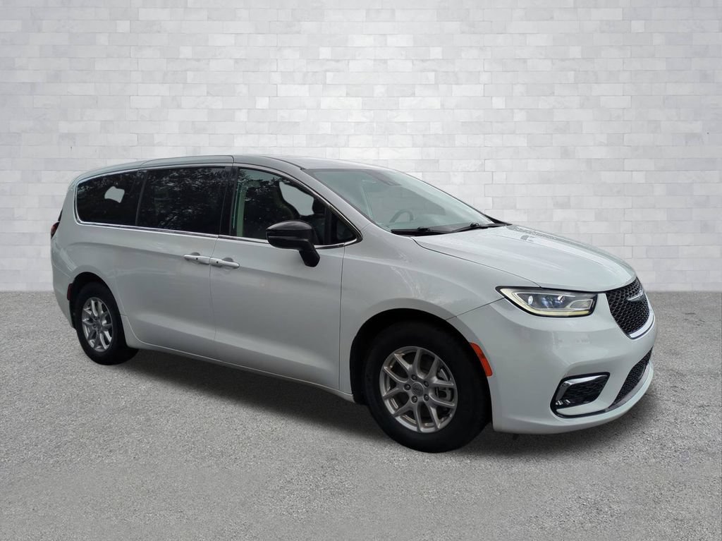 Used 2024 Chrysler Pacifica Touring-L FWD image 2