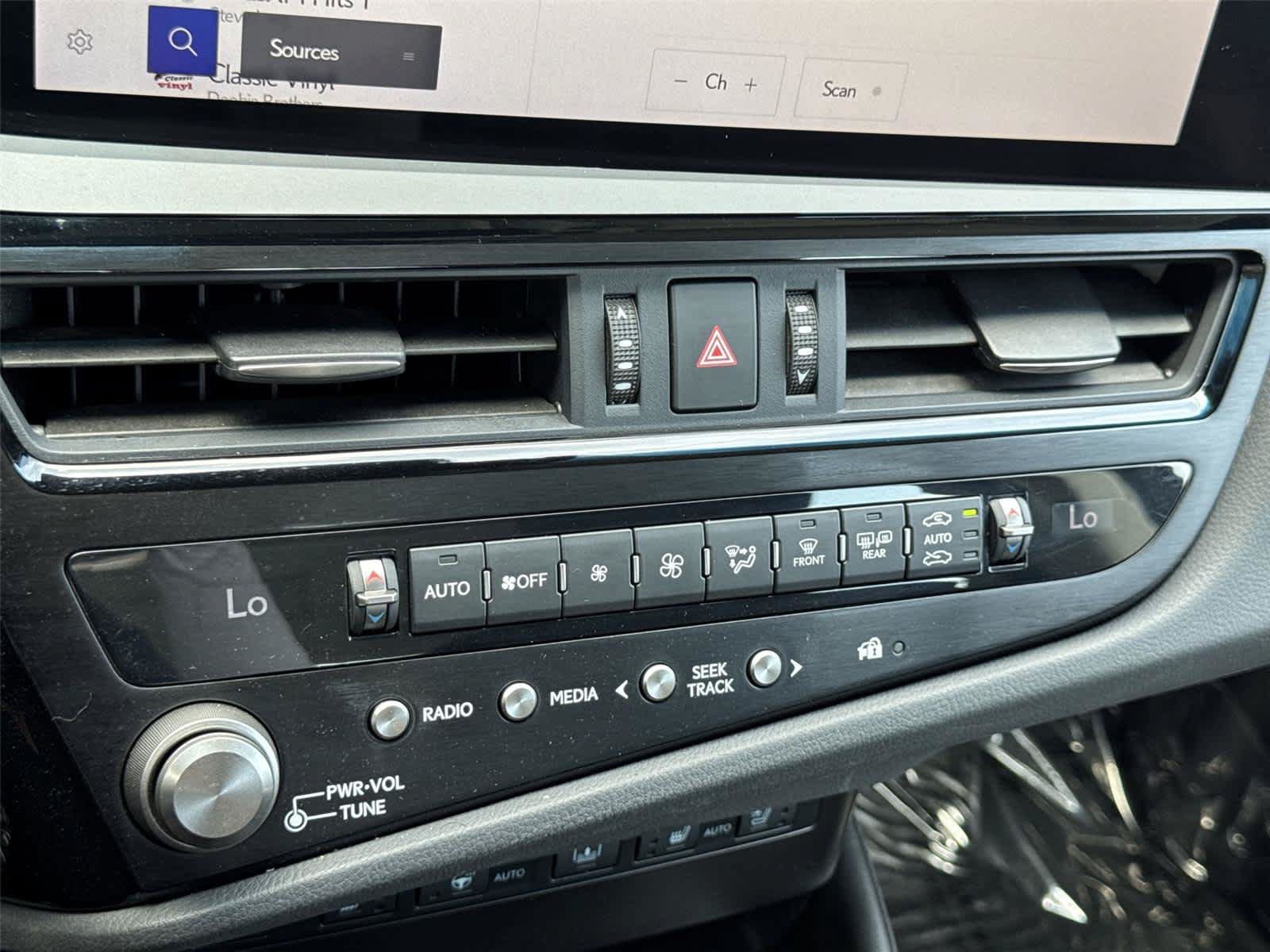Used 2025 Lexus ES 300h w/ Luxury Package FWD image 36