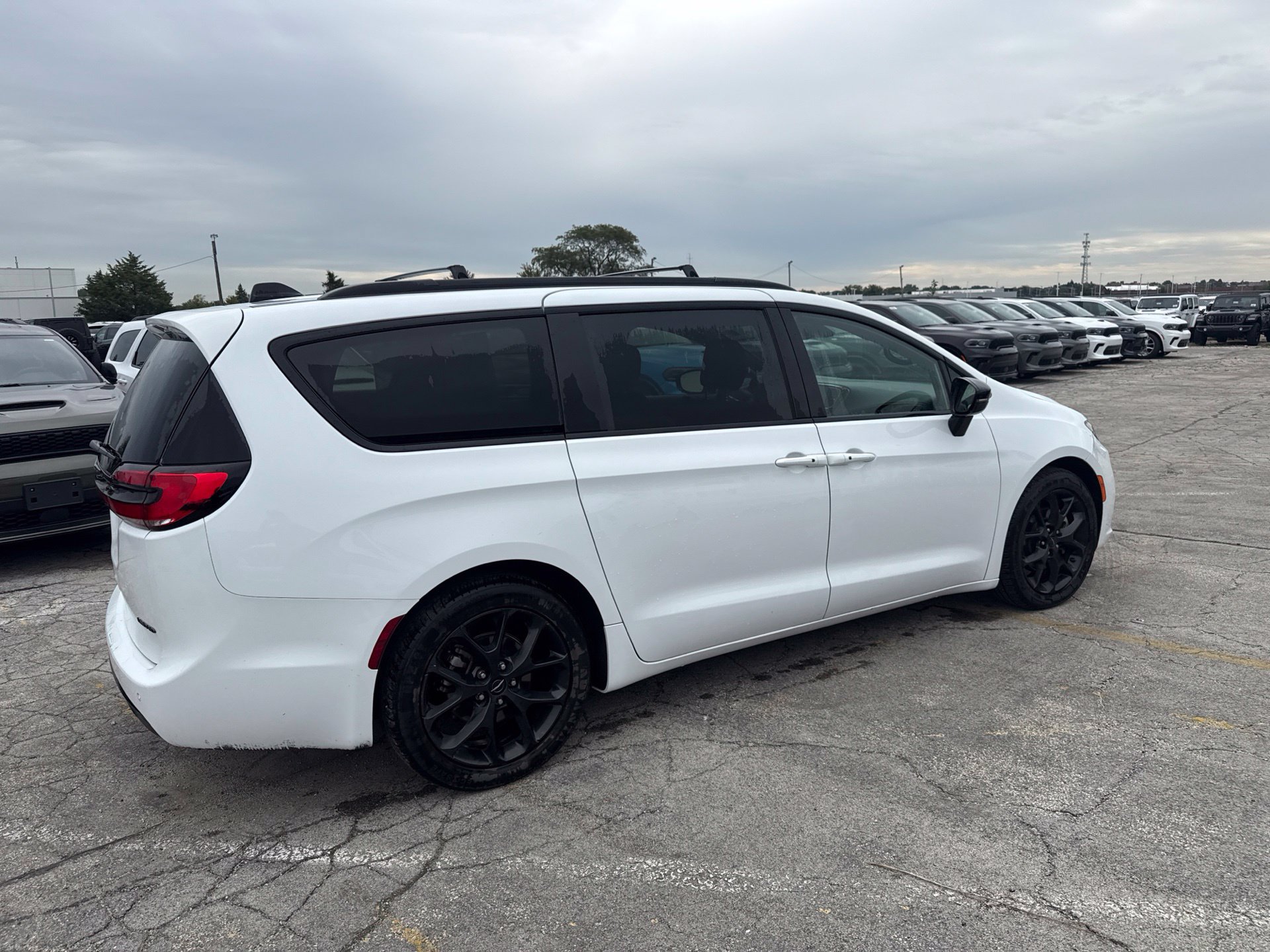 Used 2025 Chrysler Pacifica Limited FWD image 6