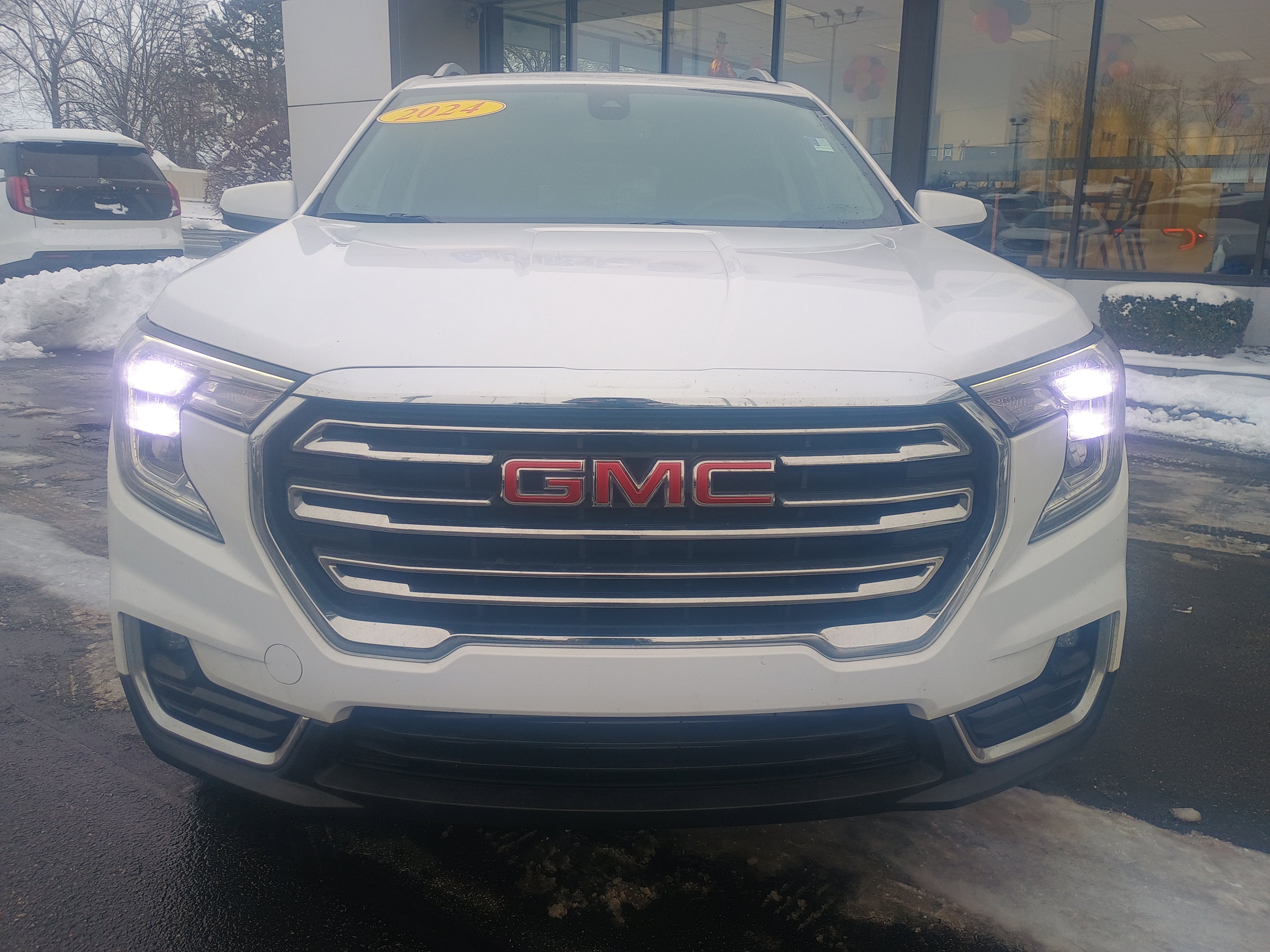 Used 2024 GMC Terrain SLT image 2