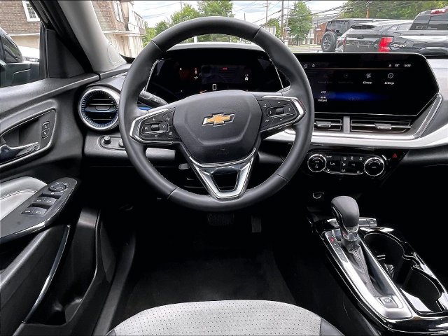 Used 2025 Chevrolet Trax LT w/ Sunroof Package FWD image 13