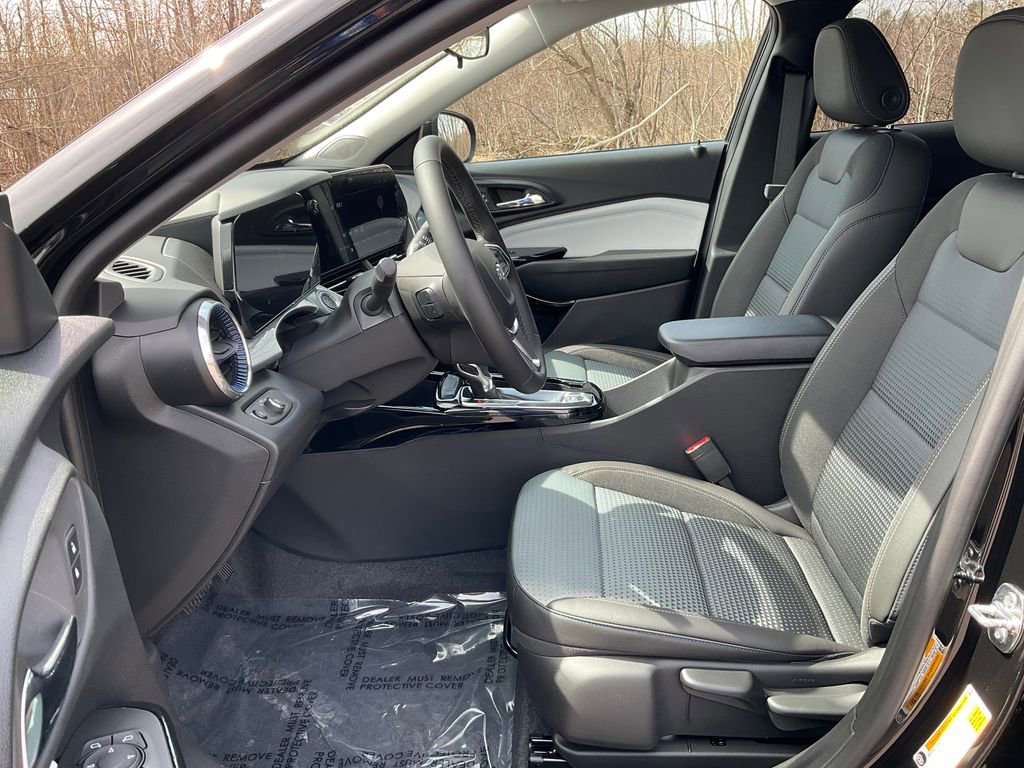New 2026 Chevrolet Trax LT FWD image 2